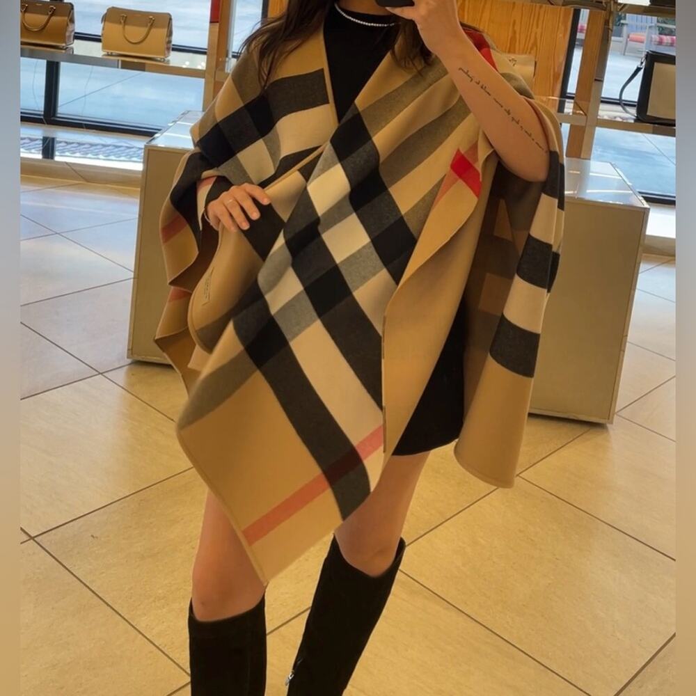 Burberry REVERSABLE Camel and Black Check Cape NWT - Picture 5 of 6